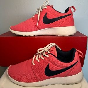 Nike Women's Nike Roshe One Sea Coral/Obsidian-White SZ 7